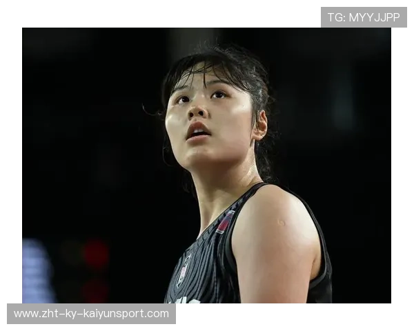 李月汝晒照超有梗：裙子护具齐上阵，一样能拍出时尚感，李月汝几岁